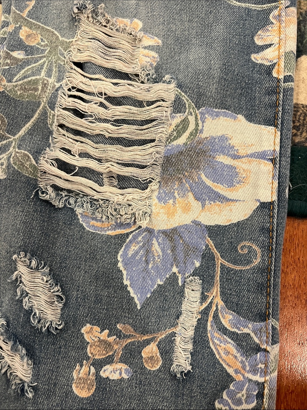 087.New Floral Distressed Wide-Leg Jeans - Cream Floral Print - Picture 2 of 2